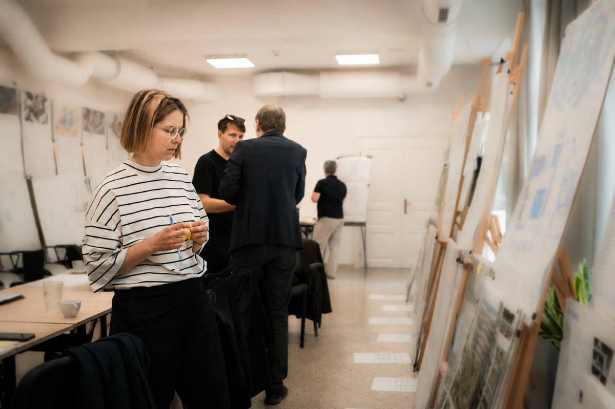 Architektonicko-urbanistická súťaž Dve veže má za sebou dôležitý míľnik. Odborná porota posudzovala návrhy na premenu administratívneho komplexu VUJE na sídlisku Vodáreň na nové mestské bývanie.    Cieľom súťaže je nájsť riešenie, ktoré prinesie do územia dostupné mestské bývanie, kvalitné verejné priestory, občiansku vybavenosť, zeleň aj udržateľné riešenia pre každodenný život.     O súťaž prejavilo záujem 30 súťažiacich, čo ukazuje, že téma dostupného bývania aj potenciál tejto časti Trnavy sú mimoriadne dôležité. Návrhy pracovali nielen s premenou dvoch veží, ale aj s aktívnym parterom, komunitnými priestormi, vodozádržnými opatreniami, parkovaním a bezpečnými pešími aj cyklistickými prepojeniami.     Výsledky súťaže budú zverejnené po ukončení všetkých potrebných procesných krokov.     Viac sa dočítate v tomto článku.