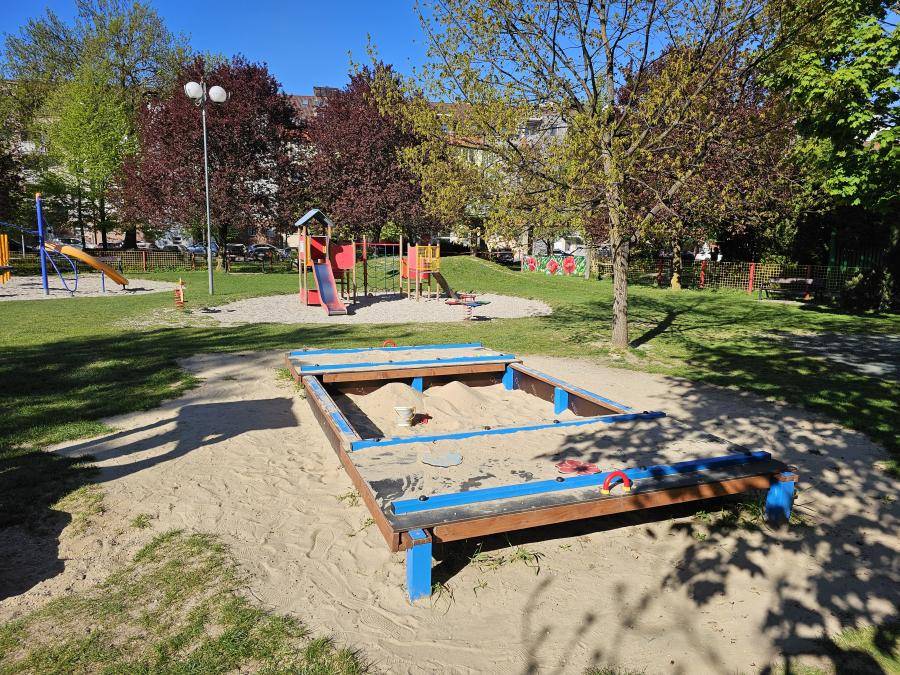 Podnik technických služieb mesta Púchov sa počas apríla venoval údržbe detských pieskovísk. Práce zahŕňali výmenu starého piesku za nový, dezinfekciu ...