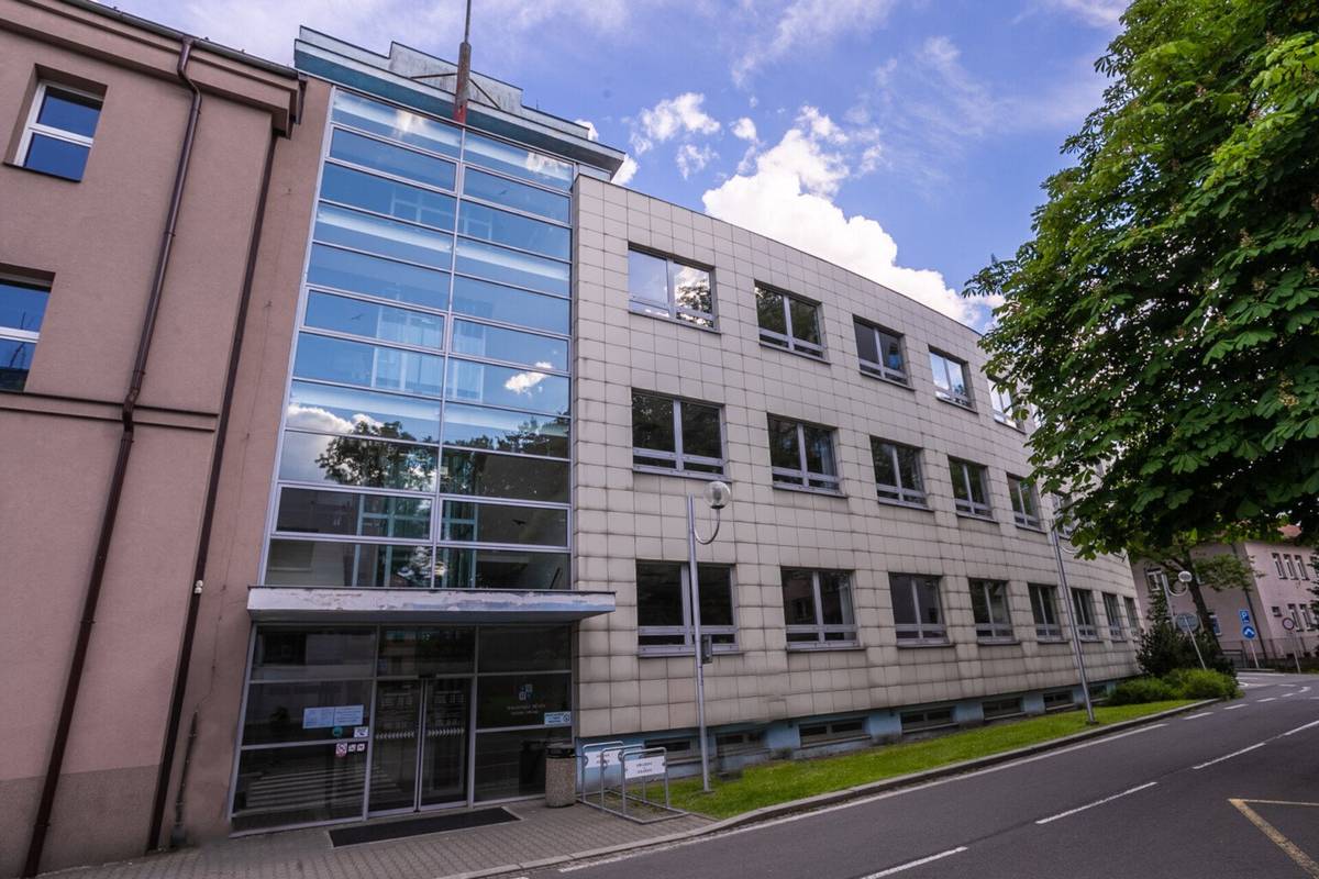 Vážení občané, dovolujeme si Vás informovat, že v úřední den ve čtvrtek 14. května 2026, bude z provozních důvodů pro veřejnost uzavřeno pracoviště oddělení matriky na ul. Politických obětí 2478, Místek, a to v době od 08:00 do 12:00 hodin. Matriční záležitosti bude možno vyřídit odpoledne nebo následující úřední den. Děkujeme za pochopení.
