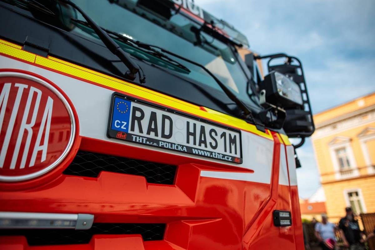 Nová Tatra FORCE, rozšířená hasičská zbrojnice, slavnostní požehnání techniky i ocenění dlouholetých členů sboru. Nedělní odpoledne ve Městě Touškově patřilo dobrovolným hasičům a poděkování všem, kteří už desítky let pomáhají druhým.
