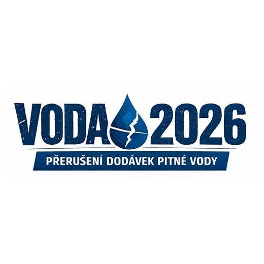 Jihočeský kraj si ve středu 13. května 2026 vyzkouší, jak by zvládl rozsáhlé přerušení dodávek pitné vody způsobené výpadkem elektřiny. Do cvičení bude zapojeno i město Vimperk a obce z jeho správního obvodu: Bohumilice, Borová Lada, Vrbice, Čkyně, Strážný, Svatá Máří. Jedná se pouze o simulaci krizové situace. Během cvičení nepůjde o žádné skutečné omezení, dodávky pitné vody ani elektrické energie nebudou přerušeny a lidé nemusejí přijímat žádná zvláštní opatření. Cvičení VODA 2026 prověří připravenost krizových štábů, složek integrovaného záchranného systému, vodárenských společností, nemocnic, sociálních zařízení i vybraných obcí na mimořádnou situaci, která by mohla ochromit velkou část jižních Čech. Jihočeský kraj je zároveň prvním krajem v České republice, který podobně rozsáhlé cvičení zaměřené na nouzové zásobování pitnou vodou realizuje. Scénář cvičení počítá s tím, že ve středu 13. května ve 4.30 ráno přejde přes jižní část Jihočeského kraje tornádo, které poškodí zařízení distribuční elektrizační soustavy. Následný rozsáhlý blackout způsobí problémy s dodávkami pitné vody i omezení telefonního a datového spojení. Právě řešení podobné krizové situace bude hlavním tématem celodenního cvičení. Krizové štáby budou řešit zejména zajištění nouzového zásobování pitnou vodou, distribuci vody do postižených obcí, nemocnic a sociálních zařízení, koordinaci mezi jednotlivými institucemi nebo komunikaci s veřejností v podmínkách simulovaného omezeného spojení.