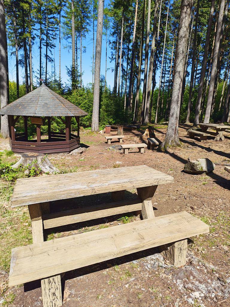 Díky podpoře od NAD ORLICÍ, o.p.s naše obec zakoupila nové posezení k Vrbické studánce.