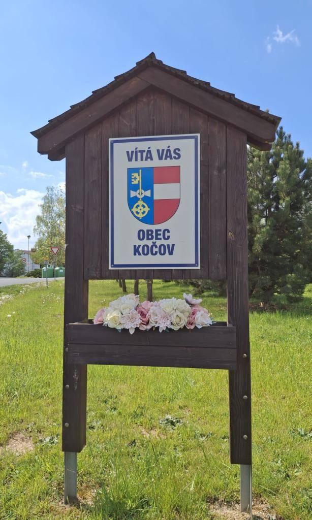 Obec Kočov má i letos krásně upravené své uvítací místo pro návštěvníky i místní občany. O pravidelnou výzdobu uvítací cedule i kapličky se každoročně stará zastupitelka paní Adriana Kantová, která nyní vyměnila jarní dekorace za nové letní aranžmá.