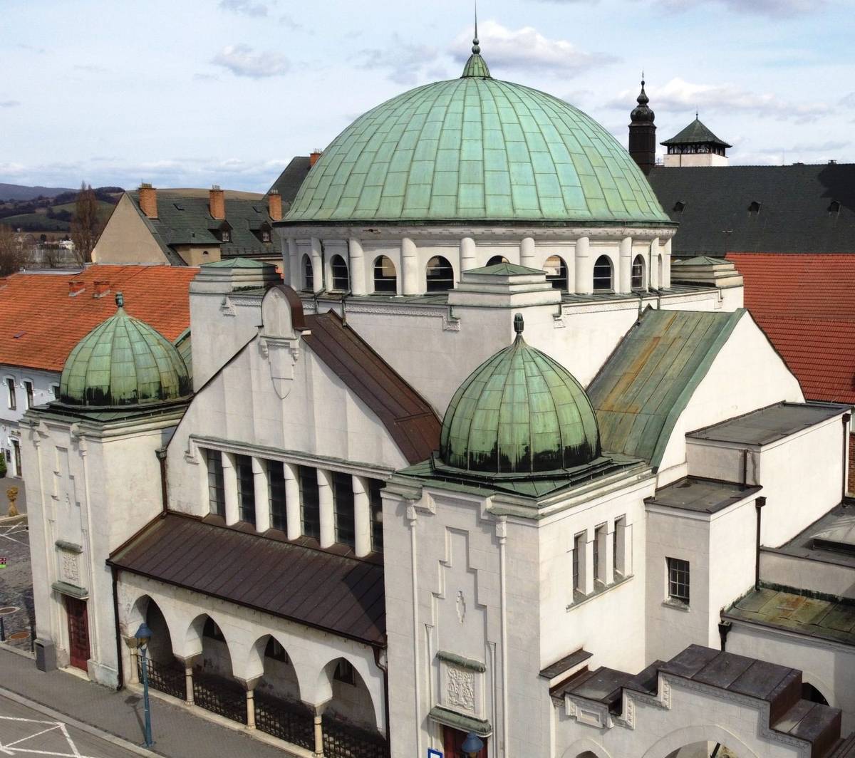 Synagóga v Trenčíne patrí medzi národné kultúrne pamiatky mimoriadneho významu. Tento dôstojný a architektonicky unikátny priestor, ktorý je zároveň živým miestom viery, kultúry a dialógu, môžete navštíviť každý májový utorok, piatok a sobotu od 11.00 do 16.00 h. Prehliadky pre väčšie skupiny je možné dohodnúť individuálne aj mimo otváracích hodín - 0917 077 022, 0904 440 524, [...]Čítať viac...