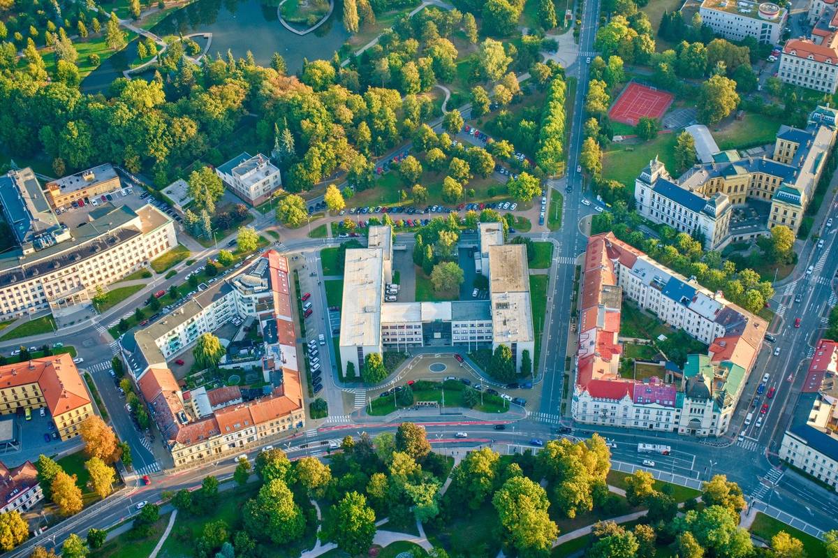 📍 Pojďme společně vytvořit přehlednější a jednodušší digitální služby našeho města. Právě teď hledáme dobrovolníky pro online rozhovor, kde nám přiblížíte, jak se vám s Portálem občana pracuje. • Forma: Online hovor z mobilu nebo počítače • Čas: přibližně 60 minut • Odměna: 500 Kč • Koho hledáme: Obyvatele Hradce Králové (včetně těch, kteří Portál ještě nikdy nepoužili) 🔗 Jak se přihlásit? Nejdříve o vás potřebujeme zjistit pár informací. Zájemce prosíme o vyplnění krátkého formuláře zde: https://forms.gle/ScPt5foe5y7VsGkUA 👉 Pokud budete splňovat podmínky pro zařazení do průzkumu, ozveme se vám telefonicky a domluvíme termín.