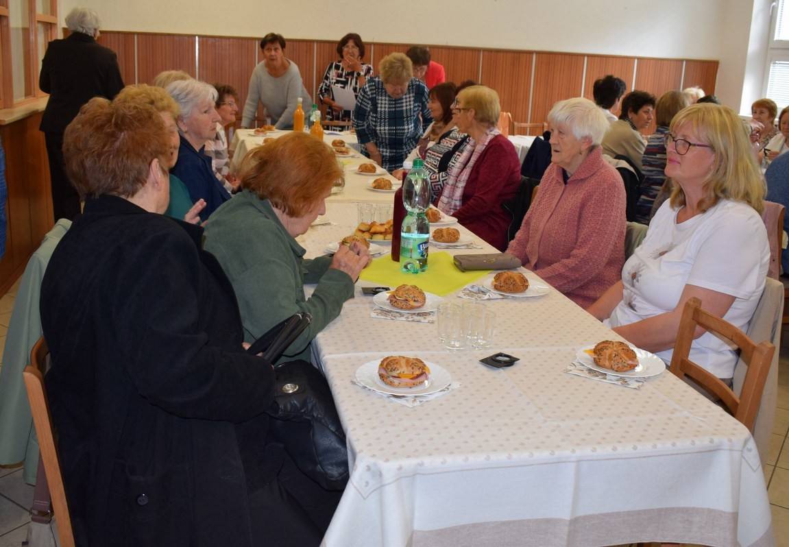 Pri chutných dobrotách, milej pozornosti a kvietku od obce Trávnica si dnes v kultúrnom dome posedeli skôr narodené Trávničanky. Zaspomínali si a... Kuli pikle - pred nami je leto prajúce pobytu vonku, výletom.