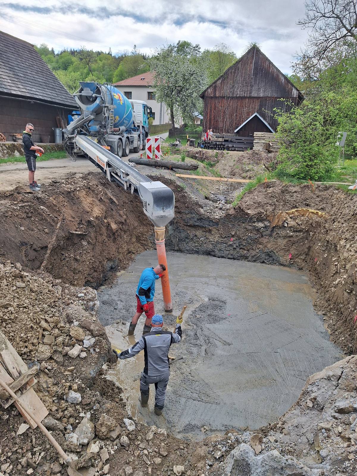 V minulém týdnu firma KKS odstranina mostek k čp8 a ve  výkopu se již nachází podkladní beton. Od úterý 12. května bude výrazně omezena doprava k čp.5 a výš. Firma bude navrtávat a osazovat zapažení břehů. Mezi 7 hodinou a 17 hodinou je třeba počítat, že bude průjezd stavbou omezený. Děkujeme za pochopení.