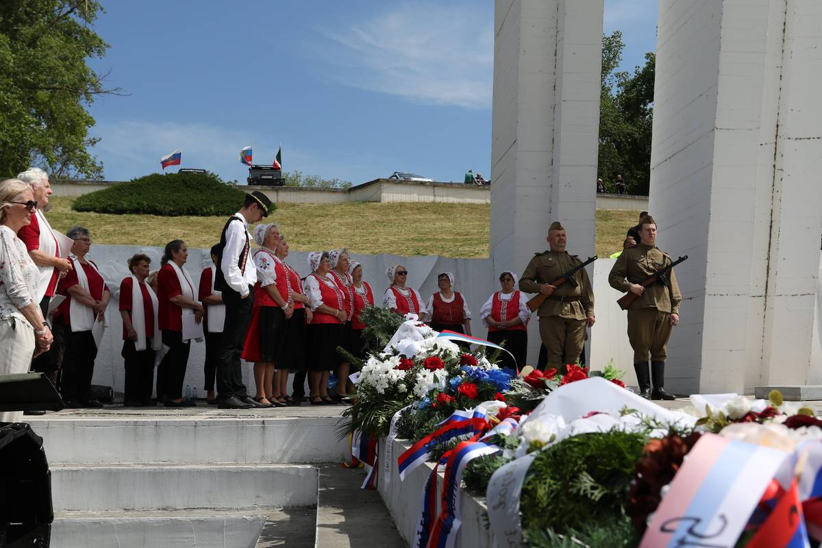 Dňa 6. mája 2026 sme si pri Pamätníku vojakov Sovietskej armády v Kameníne pripomenuli hrdinov druhej svetovej vojny. V týchto bojoch prišlo o život veľa bojovníkov a hrdinov, vďaka ktorým môžeme v súčasnosti pokojne spávať. Ako prejav vďaky usporadúvame každý rok spomienkovú slávnosť. Osláv sa aj tento rok zúčastnilo mnoho ľudí a každému z nich ďakujeme.   Česť ich pamiatke. Nech je tento pamätník pre nás i budúce generácie trvalým mementom mieru a slobody. ---------------------------------------------------------------------------------------    2026 május 6-án a kéméndi szovjet katonai emlékműnél emlékeztünk meg a második világháború hőseiről. Ezekben a harcokban sok olyan harcos és hős áldozta életét, akiknek köszönhetően ma békében élhetünk. Hálánk jeléül minden évben megemlékező ünnepséget szervezünk. Az ünnepségen idén is sokan vettek részt, amiért mindenkinek köszönettel tartozunk. Tisztelet emléküknek! Legyen ez az emlékmű a mi és a jövő nemzedéke számára a béke és a szabadság örök mementója.