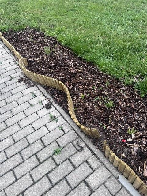 🐸 Zastávková žabka hlásí důležitou zprávu! Dřevěný plůtek u autobusové zastávky opravdu neslouží jako:  opičí dráha 🐒 trampolína 🤸 ani tajný tréninkový polygon ninja bojovníků 😄  Jeho hlavním úkolem je držet kůru v záhonu tam, kde má být, a dělat zastávku hezčí pro všechny. Bohužel plůtek občas dostává zabrat víc než školní lavice před prázdninami, a pak musí obec řešit opravy místo jiných věcí. 👉 Prosíme tedy malé i velké cestující: Nechte plůtek plůtkem a autobusovou zastávku zastávkou 😄 Děkujeme všem, kteří se k obecnímu majetku chovají s respektem 🐸