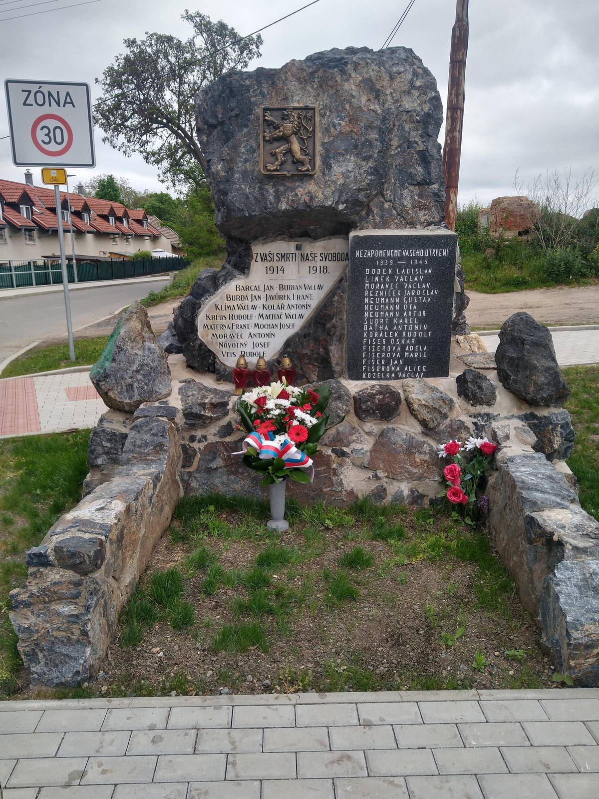 K památce ukončení 2. světové války byla u válečného hrobu v Kojeticích v pátek 8. května starostkou obce umístěna květina s trikolorou. Čest památce všem, kteří svou odvahou i obětí bojovali za svobodu a mír !