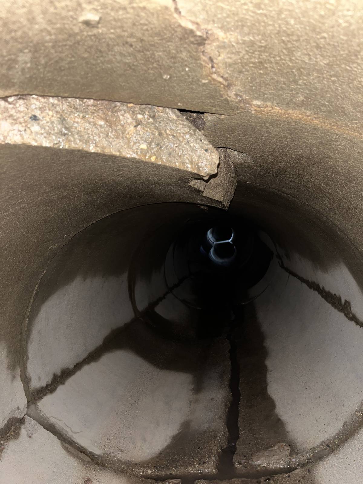 Přinášíme fotografie z průběhu oprav dopravního hřiště MŠ. V současnosti probíhá instalace bednění. Předpokládáme, že v pátek dojde k betonování dopravního hřiště. V průběhu oprav byla zároveň opravena kanalizace, která se nachází za obecním úřadem a prochází pod zahradou MŠ. Po povodních provedla obec monitoring stavu kanalizace, kdy bylo zjištěno, že kanalizace je zanesená a betonové zatrubnění je poškozené. Proto jsme se rozhodli, že při opravě hřiště bude opravena i kanalizace. Po vyčištění byl zjištěn rozsah poškození (viz fotografie), kdy do stávající kanalizace bylo vloženo nové plastové zatrubnění a byla zřízena nová revizní šachta. Díky této opravě zabráníme možnému zborcení původní kanalizace a jejímu zneprůchodění. Rozsah takové opravy by znamenal odstranění herních prvků a zahradního domku, které se v místě kanalizace nacházejí.  Dokončení opravy hřiště předpokládáme v příštím týdnu.