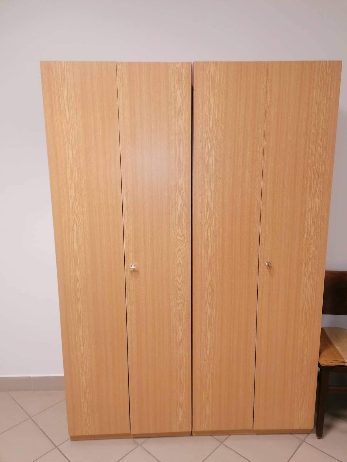 Starší, používané - ale posloužit by ještě mohl:  * knihovna * psací stůl * komoda * šatní skříň s tyčí na ramínka + 1 police * šatní skříň s drátěným systémem na ramínka + 1 police * šatní skříň (bílá) s tyčí na ramínka Viz fotky.  Je prozatimně uskladněn na sídlišti Janštejn - možnost prohlédnutí a odvozu domlouvejte na tel. 601 591 071. /EvaTkadlečková/