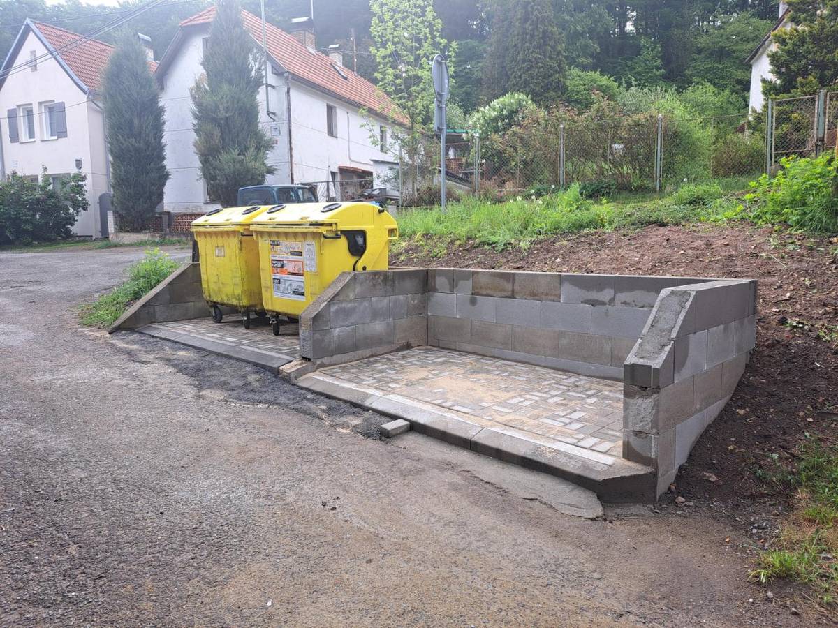 Nově bylo rozšířeno a opraveno staré stání na popelnice, kde bude nově umístěn kontejner na papír a zvon na bioodpad