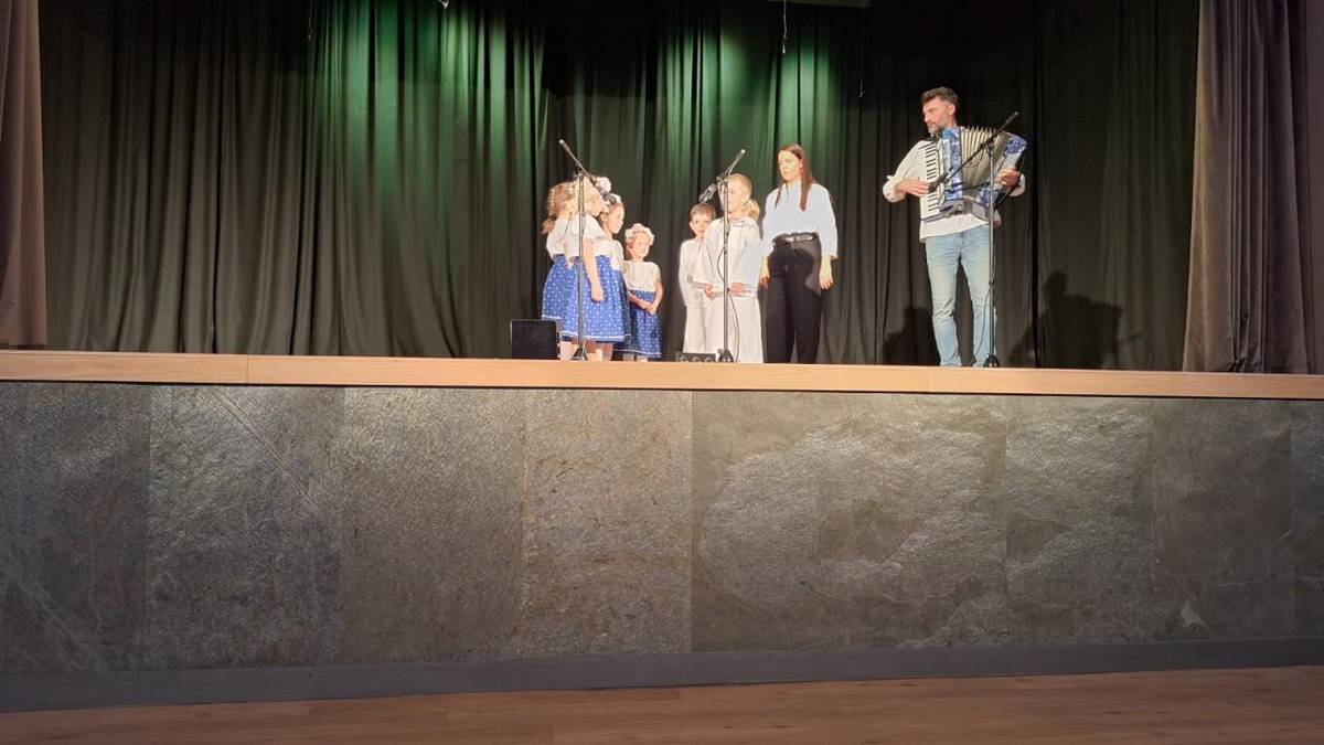Sála kultúrneho domu ožila vďakou: „Materská láska je kúsok neba na zemi.“