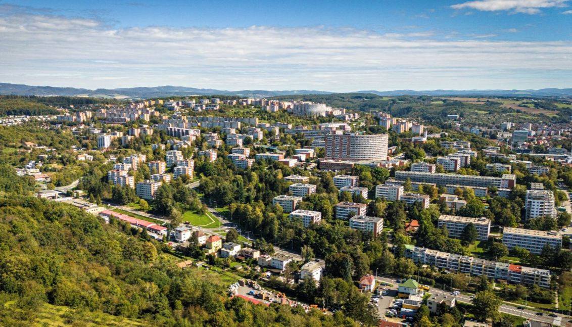 Zlín - Statutární město Zlín zavedlo pro sídliště Jižní Svahy nová dopravní pravidla. Cílem je omezit stání dodávek a vozidel nad 5 metrů, a to na celém území sídliště. Toto opatření bylo už dřív zavedeno ve vybraných lokalitách, kde dodávky a vozidla nad 5 metrů, která neslouží k přepravě osob, dlouhodobě zabírala místa určená pro rezidenční parkování.