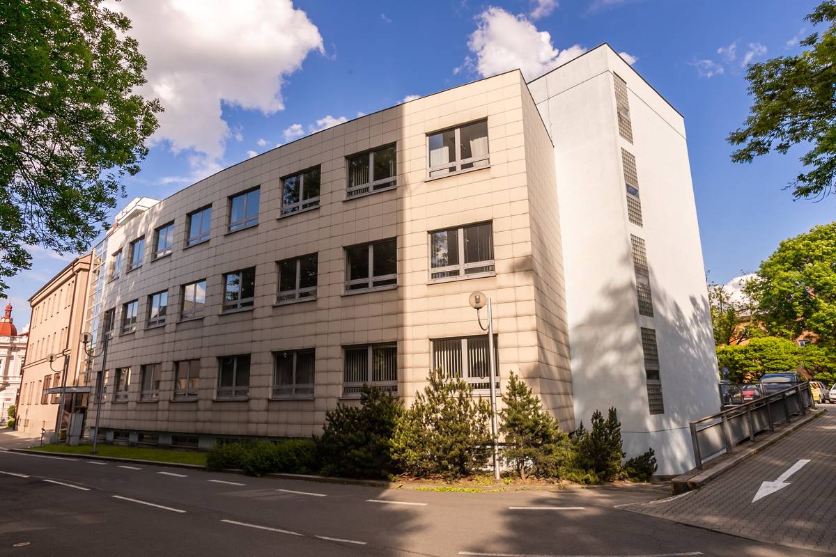 Informujeme, že výtah v místecké budově magistrátu města v ulici Politických obětí 2478 je opět v provozu. Kanceláře ve 2. až 4. nadzemním podlaží jsou tak znovu bez omezení dostupné pro všechny. Opravu se podařilo provést v předstihu oproti původně předpokládanému termínu. Děkujeme za trpělivost a omlouváme se za dočasné komplikace.