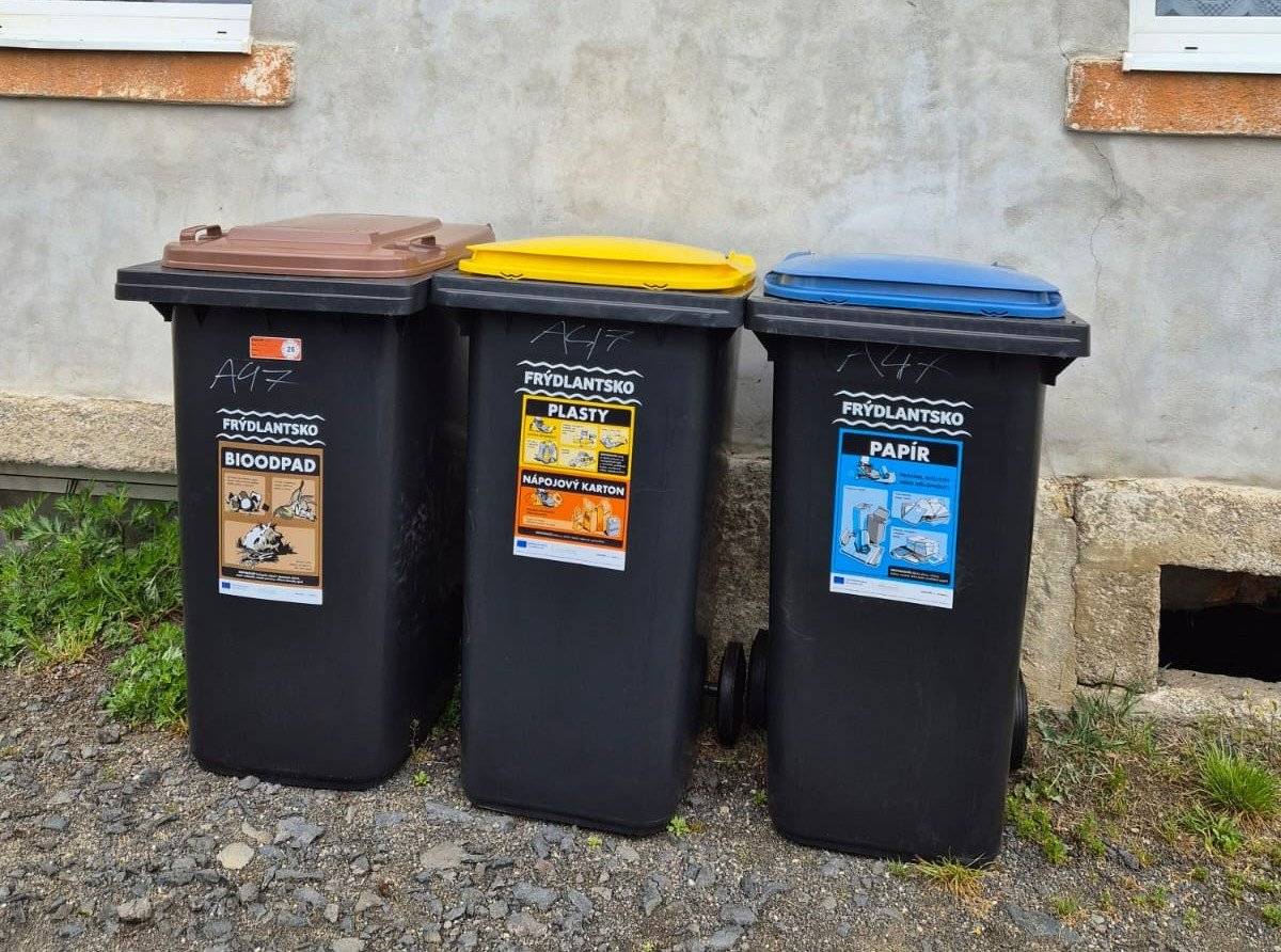V pátek 8. května byl v obci Bulovka zahájen rozvoz nádob na tříděný odpad do domácností. V distribuci budeme pokračovat také během dalších víkendů v květnu a červnu. Zavážíme domácnosti, které mají podepsanou smlouvu o výpůjčce. Dodané nádoby je již nyní možné začít plnit tříděným odpadem. První svoz tříděného odpadu z těchto nádob však proběhne až v červenci 2026. Svozový kalendář bude během června k dispozici na webových stránkách obce, v kanceláři obecního úřadu, v obchodě a také v aplikaci MůjOdpad. Zároveň informujeme občany, že do konce června dojde k výměně stávajících nádob na směsný komunální odpad za nové plastové nádoby o objemu 120 litrů, které budou opatřeny čipem pro evidenci svozu.