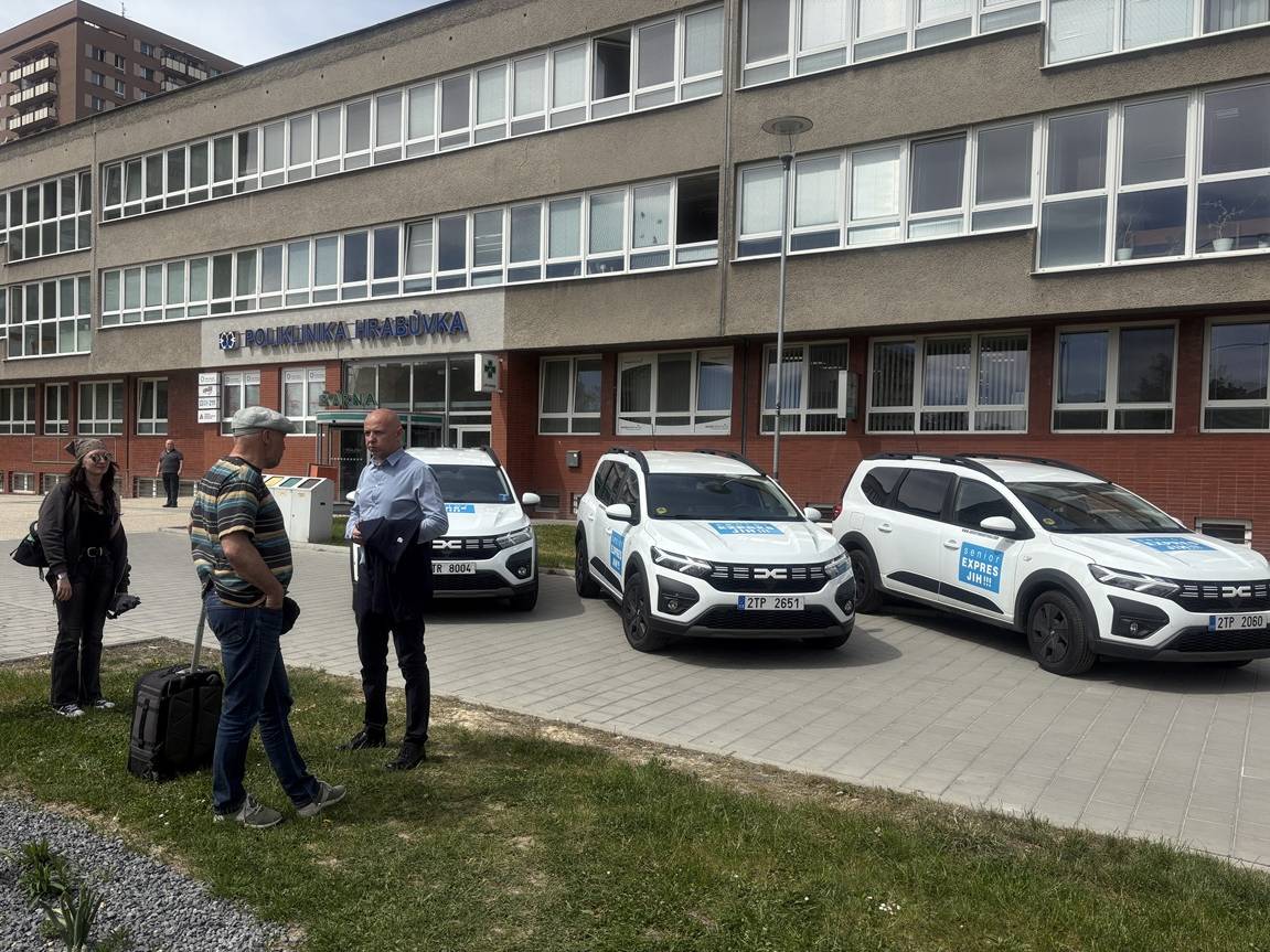 Oblíbená služba Senior Expres Jih, která už osm let pomáhá seniorům z Ostravy-Jihu s dopravou po městě, pokračuje s novým provozovatelem, a to bez jakýchkoliv změn pro své uživatele. Od 21. května převezme službu na základě veřejné zakázky společnost Beáta Philipp. „Cena jedné jízdy zůstává 25 korun, a to po celé Ostravě. Zachován je i rozsah služby i její kvalita, na kterou jsou senioři dlouhodobě zvyklí,“ říká místostarosta Otakar Šimík a doplňuje, že do ulic bude i nadále vyjíždět až sedm vozidel. Senior Expres Jih je určen obyvatelům obvodu starším 77 let. Ti jej mohou využít ve všední dny mezi 6. a 16. hodinou například při cestách k lékaři, na nákupy nebo za rodinou. Každý klient má k dispozici až čtyři jízdy měsíčně a samozřejmostí je možnost bezplatného doprovodu. Služba si za dobu svého fungování získala pevné místo v každodenním životě mnoha seniorů. V současnosti ji využívá zhruba 3 600 klientů a od roku jejího vzniku (2017) už řidiči uskutečnili více než 130 tisíc jízd. „Najeli přitom přes 1,2 milionu kilometrů, což odpovídá přibližně třicetinásobnému obkroužení Země,“ dodává místostarosta. Radnice Ostravy-Jihu službu dlouhodobě podporuje a každoročně na její provoz přispívá částkou kolem pěti milionů korun. Pro využívání služby je potřeba mít průkaz Senior Expres, který si zájemci vyřídí zdarma na počkání na odboru hospodářské správy Úřadu městského obvodu Ostrava-Jih (Horní 3, Hrabůvka). Stačí občanský průkaz a průkazová fotografie. Jízdu si lze objednat na dispečinku na telefonním čísle 770 130 770. Více informací najdou zájemci na webu ovajih.cz v sekci Senior Expres: https://ovajih.ostrava.cz/cs/obcan/senior-expres-jih
