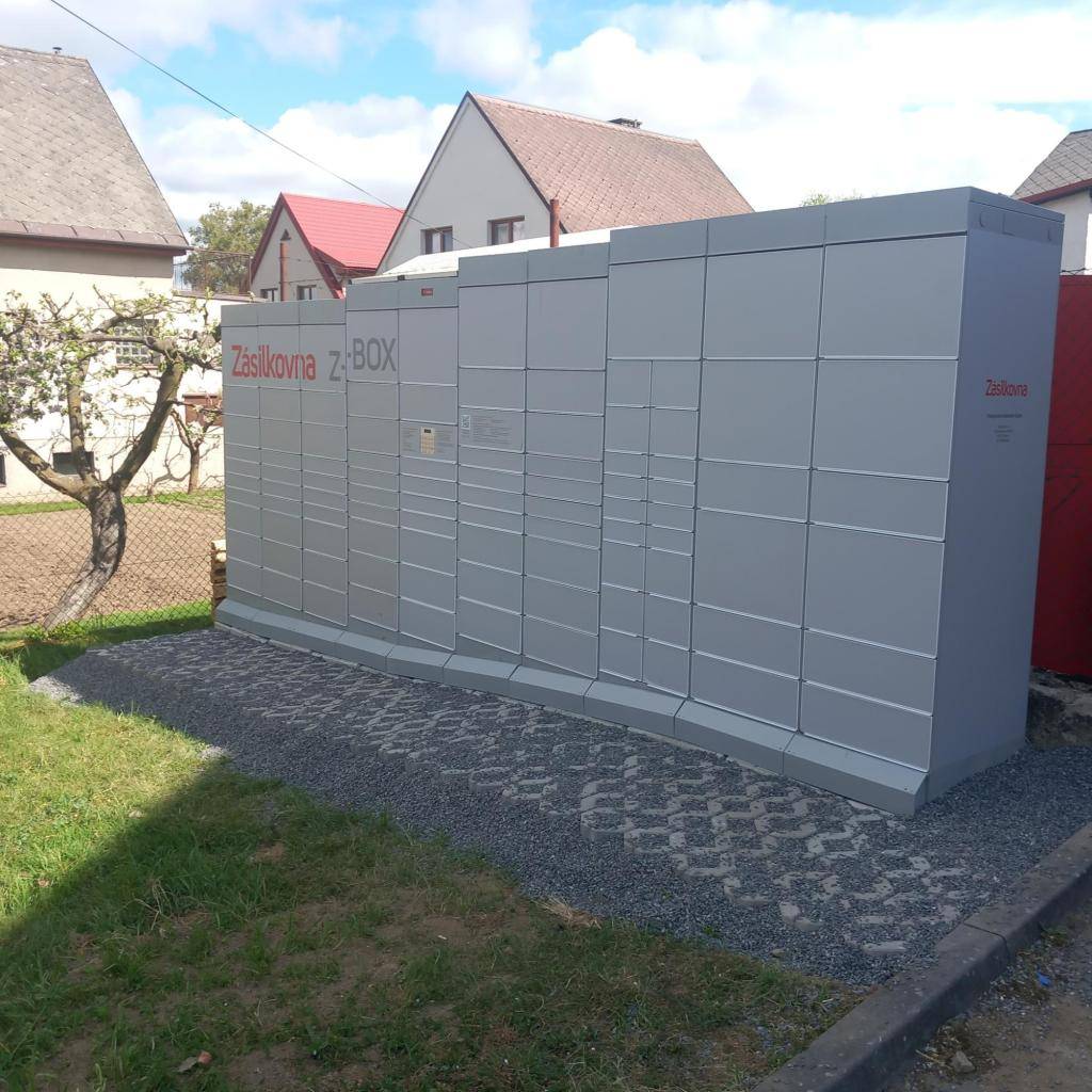 Od tohoto týdne je zahájen provoz nového samoobslužného výdejního místa – Z-BOXu společnosti Zásilkovna.  Umístění: Za prodejnou potravin COOP.  Provoz: 24 hodin denně, 7 dní v týdnu.