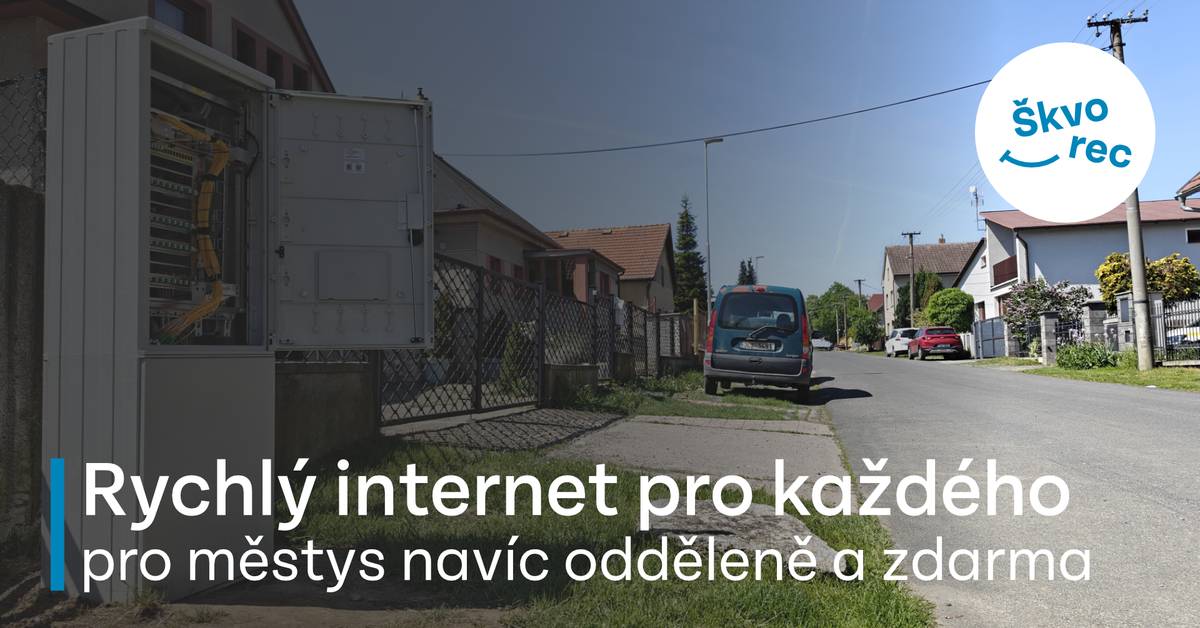 Společný a náročný projekt městysu Škvorec a společnosti RysNet postoupil do další fáze. Obyvatelům již brzy přinese stabilní připojení rychlostí až 2 Gbit/s. Městys bude mít navíc k dispozici vyhrazenou část sítě pro propojení svých budov, kamer a chytrých technologií – oddělenou od veřejného internetu, a tedy odolnější vůči kybernetickým útokům. A to bez měsíčních nákladů.  ✅ Souběžně s výstavbou kanalizace a chodníků probíhalo ukládání chrániček do země. Nyní se zafoukávají páteřní optické kabely a od příštího týdne startuje zkušební provoz. Spustíme ho nejdříve na zařízeních ve správě městysu – prvním z nich bude nová elektronická úřední deska v Třebohosticích. 💻 Jak se připojit k optické síti? Pokud bydlíte v Třebohosticích nebo v ulicích Havlíčkova, Jiráskova a Komenského ve Škvorci, v průběhu června vás navštíví pracovník společnosti RysNet a domluvíte se na způsobu a termínu připojení. Samotné zprovoznění přípojky rychlého internetu  probíhá ve dvou krocích: 1. Výkop a položení tenké plastové trubičky po vašem pozemku. Zde máte dvě možnosti:   Svépomocí – materiál dostanete zdarma, trubičku si dotáhnete tam, kam potřebujete.   Na klíč – technik s vámi projde místo realizace a odsouhlasí rozsah, termín a cenu, která je u rodinných domů paušální a to 2.420 Kč při instalaci za první zeď domu.   2. Druhým krokem je oživení. Navštíví vás technici, kteří do připravené trubičky z nejbližšího rozvaděče zafouknou a proměří optický kabel, osadí na zeď zásuvku a převodník z optického na metalický ethernet. U oživení počítejte s úhradou jednorázových nákladů ve výši 1.210 Kč za materiál a práci techniků a 500 - 1.500 Kč za převodník, podle vámi zvolené rychlosti připojení. 🚧 Jaké další lokality plánujeme připojit a kdy? Aktuálně probíhá pokládka chrániček páteřní sítě v Tyršově ulici souběžně s budováním nových chodníků. To umožní další rozšíření sítě tímto směrem – do lokalit Eden, Příčná, Pod Filingrovem, Na Pazderně a dalších. Na zbytek Škvorce máme vydané pravomocné stavební povolení a práce v těchto ulicích proběhnou v letošním a příštím roce. Obyvatelé dotčených lokalit se o plánované výstavbě dozví s dostatečným předstihem. Určitě budeme chtít celou síť zprovoznit co nejdříve. Pokud na svém pozemku kdekoliv ve Škvorci provádíte nebo plánujete stavební práce, můžete se na vybudování přípojky připravit už nyní – materiál vám bude poskytnut zdarma.