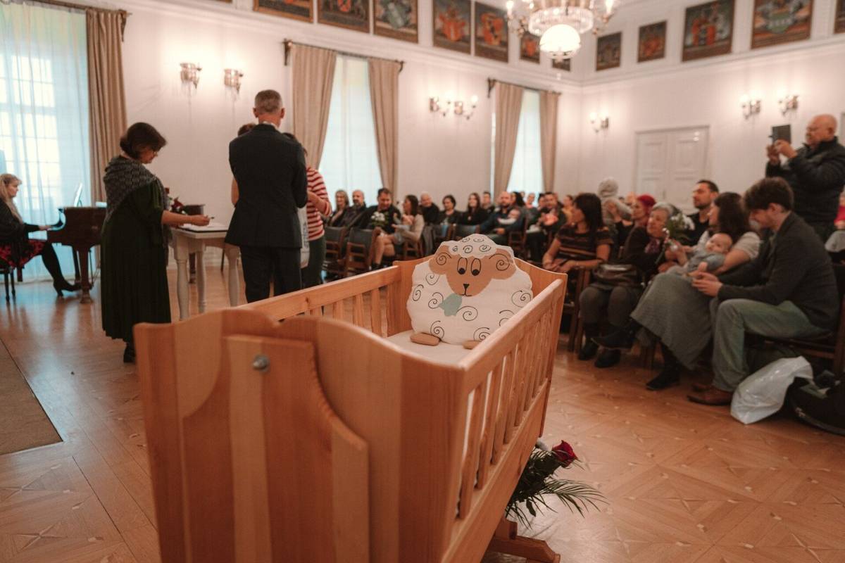 Příspěvková organizace Moravskoslezského kraje Muzeum Beskyd oznámila, že od 10. 5. 2026 došlo z bezpečnostních důvodů k uzavření prostor Rytířského sálu na frýdeckém zámku. Organizace uvedla, že důvodem uzavření jsou závažná zjištění vyplývající z odborného průzkumu stropní konstrukce nad sálem, který byl proveden dne 21. 4. 2026. Průzkum odhalil významné poškození dřevěných částí stropní konstrukce, a bylo doporučeno okamžité uzavření sálu. Čtěte na webu města: DLOUHODOBÉ UZAVŘENÍ RYTÍŘSKÉHO SÁLU | Frýdek-Místek