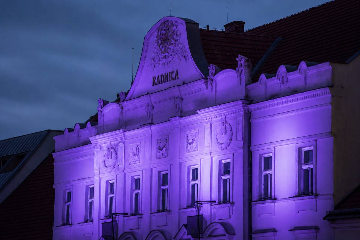 Vedeli ste, že 12. máj je Svetovým dňom povedomia o fibromyalgii? V tento deň sa každoročne mnohé budovy po celom svete zahaľujú do fialovej farby, ktorá je medzinárodným symbolom povedomia o tomto ochorení.    Fibromyalgia je chronické ochorenie sprevádzané bolesťou celého tela, extrémnou únavou či poruchami spánku. Napriek tomu, že postihuje približne 2 až 4 % populácie, mnohí pacienti zostávajú nediagnostikovaní a často čelia nepochopeniu okolia.     Symbolickým nasvietením radnice chceme vyjadriť podporu ľuďom žijúcim s týmto neviditeľným ochorením a zároveň zvýšiť povedomie o fibromyalgii.     Viac informácií nájdete v tomto článku.