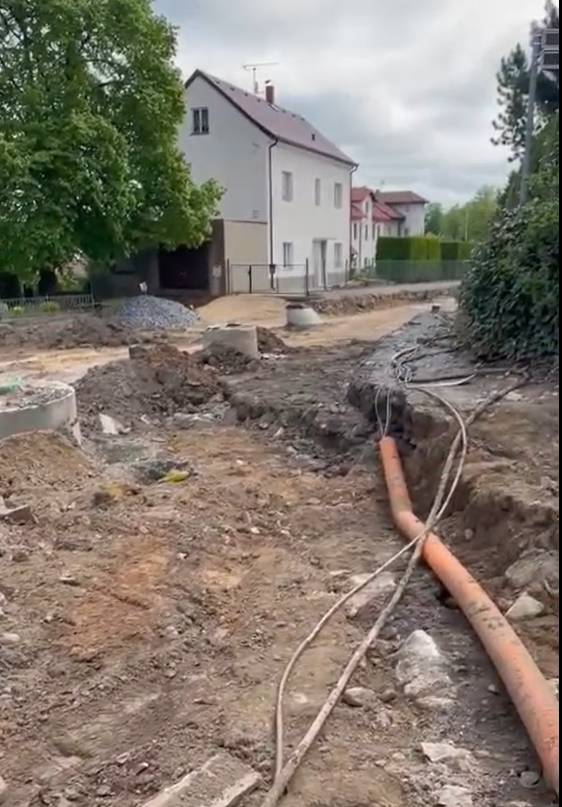 Oprava Hlavní:   Řekněme si to upřímně, osmý pracovní týden nám sice nepřinesl žádný „wow efekt“ v podobě zásadní viditelné změny, ale stavba rozhodně nespala.   Kvůli svátkům se bohužel protáhla dodávka segmentů šachet dešťové kanalizace, zejména těch spadišťových.