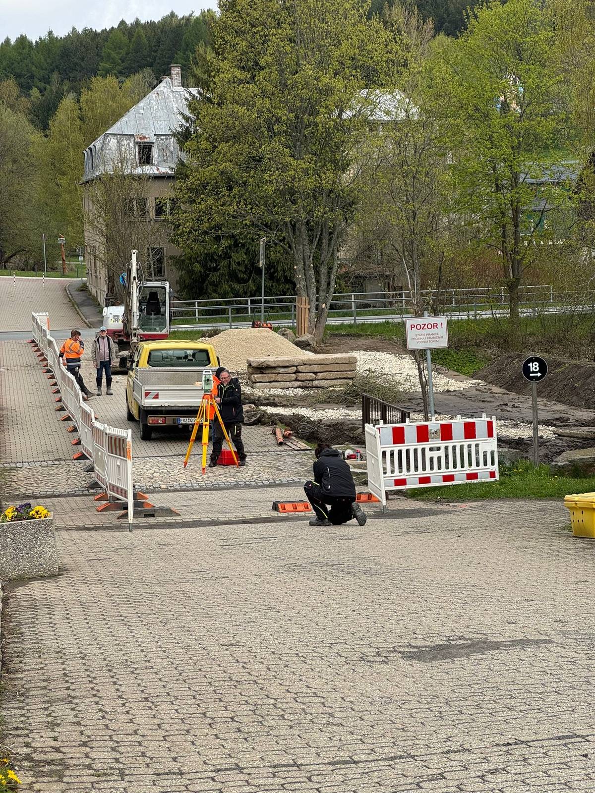 V těchto dnech byly zahájeny opravy přeshraničního pěšího mostku mezi Loučnou pod Klínovcem a Oberwiesenthalem. Práce provádí německá strana. Mostek je po dobu stavebních prací nadále průchozí, prosíme však všechny návštěvníky o zvýšenou opatrnost a respektování případného značení či pokynů pracovníků stavby. O dalším průběhu a postupu prací vás budeme průběžně informovat prostřednictvím našich sociálních sítí a webových stránek města. Děkujeme za pochopení a trpělivost. 🤝