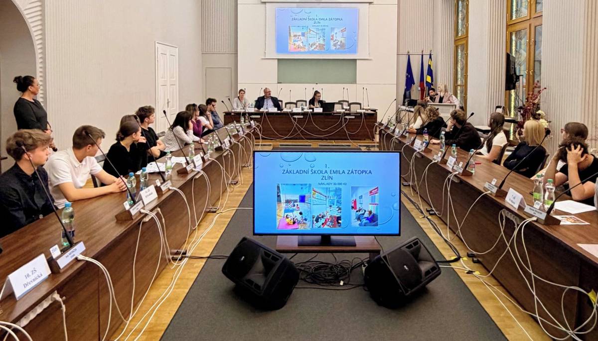 Zlín – Zástupci všech třinácti zlínských školních parlamentů se ve středu setkali v obřadní síni radnice, kde si po roce znovu vyzkoušeli práci městských zastupitelů.