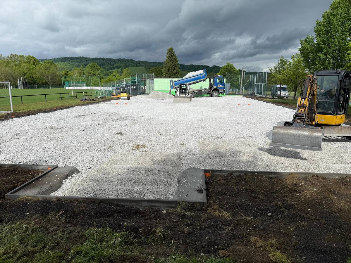 V těchto dnech probíhá kompletní rekonstrukce bývalého tenisového kurtu, a to včetně nového oplocení. 🛠️ Místo starého kurtu vzniká moderní víceúčelové hřiště, které bude vhodné pro celou řadu sportovních aktivit: tenis, nohejbal, minikopanou a další sporty.