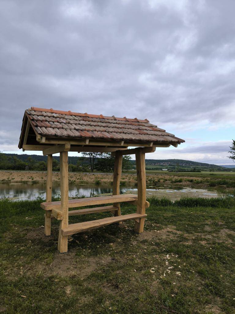 Procházky jsou teď zase o něco příjemnější. Na břehu naší největší tůně vyrostlo zbrusu nové, poctivé dřevěné posezení! A koukněte na ty detaily.
