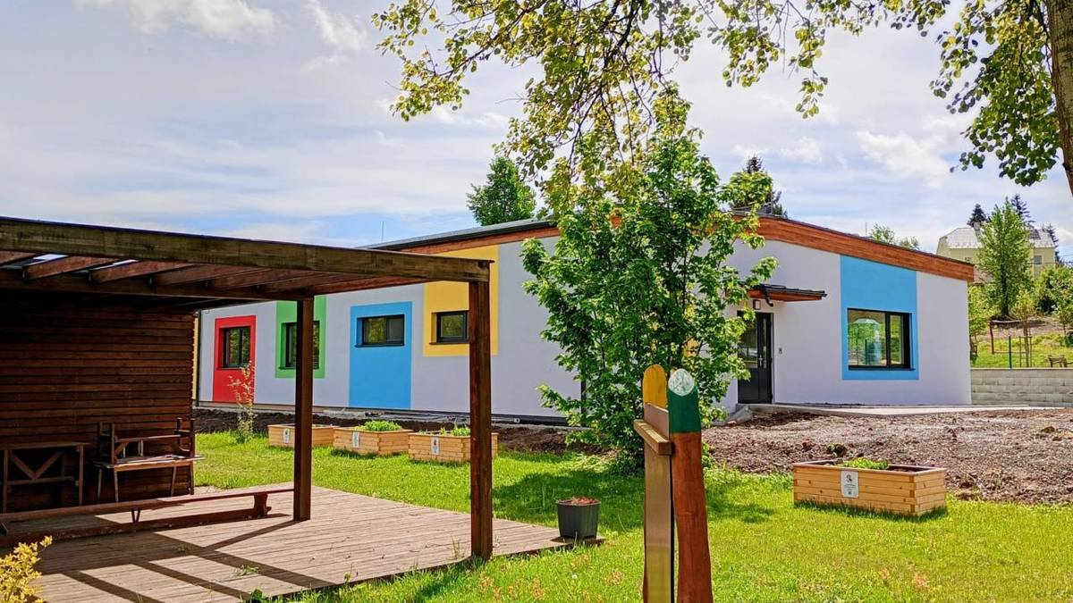 Druhý objekt naší nové mateřské školky Pohádka Zbůch je dokončen a nyní obec řeší jeho kolaudaci.   Od září se bude i v této budově rozléhat dětský smích a křik...  V rámci výstavby vzniklo i nové dopravní hřiště.