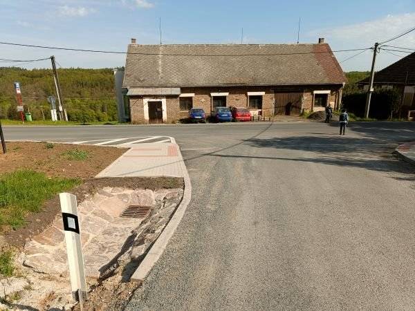 Vážení občané, upozorňujeme, že zítra, v sobotu 16. 5. 2026, bude po celý den uzavřena odbočka na křižovatce k Savea a pile z důvodu výstavby příčného odvodňovacího žlabu. Osobní doprava může využít uličku nad autobusovou zastávkou. Žádáme občany, aby v této uličce neparkovali a umožnili průjezd v celé její šíři. Hlavní silnice směr Nový Jáchymov bude průjezdná bez omezení. Děkujeme za pochopení.