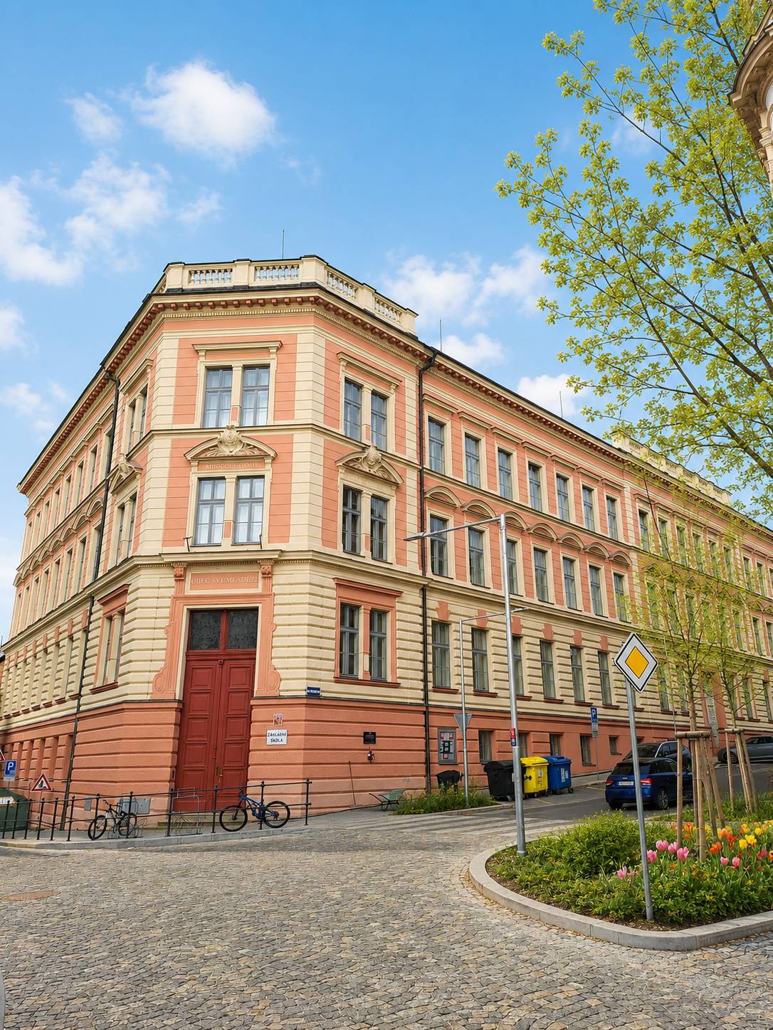 Rada města Jindřichův Hradec na svém jednání projednala a schválila několik důležitých bodů týkajících se investic i chodu města. Mezi klíčová rozhodnutí patří zadání veřejných zakázek zaměřených na modernizaci školní infrastruktury, opravy komunikací a zajištění IT služeb, stejně jako personální změna v Dopravní komisi.