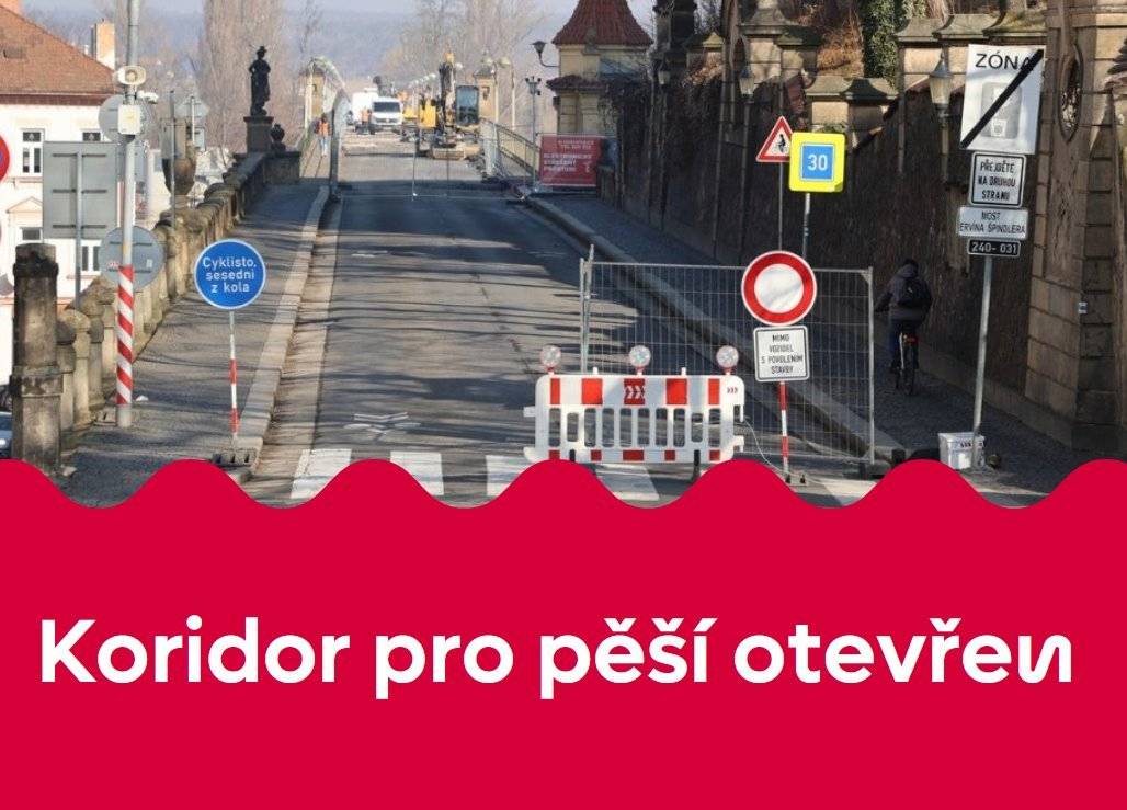 Mimořádná víkendová uzavírka Špindlerova mostu byla ukončena a koridor pro pěší je tak již opět průchozí. Zhotoviteli se podařilo dokončit potřebnou část prací v předstihu. Očekávané uzavření až do nedělních ranních hodin tak není nutné.       Došlo k výkopu přechodové oblasti mostu na vědomické straně za použití těžké techniky. Následně byla přes výkop instalována 12 m ocelová lávka, zajišťující bezpečný průchod pro pěší.    Koridor pro pěší měl být dočasně uzavřen od soboty 16. května (15:00) do neděle 17. května (6:00). Stavební práce měly probíhat i v nočních hodinách.