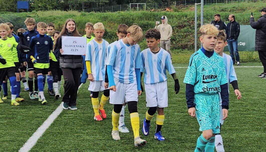 Zlín - Fotbalový areál Vlastislava Marečka hostil v úterý 12. května krajské finále 27. ročníku turnaje McDonald’s Cup 2026, největšího školního fotbalového turnaje v České republice. Do Zlína přijela vítězná družstva okresních kol z celého Zlínského kraje, ve hře byl postup do republikového finále s názvem „Svátek fotbalu“, které se uskuteční v Ostravě.