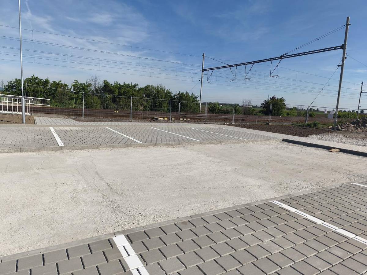 Oznamujeme občanom, že stavebné práce na veľkom záchytnom parkovisku v priestore za železničnou stanicou, ako aj na autobusovom obratisku, boli k dňu 14.5.2026 ukončené.