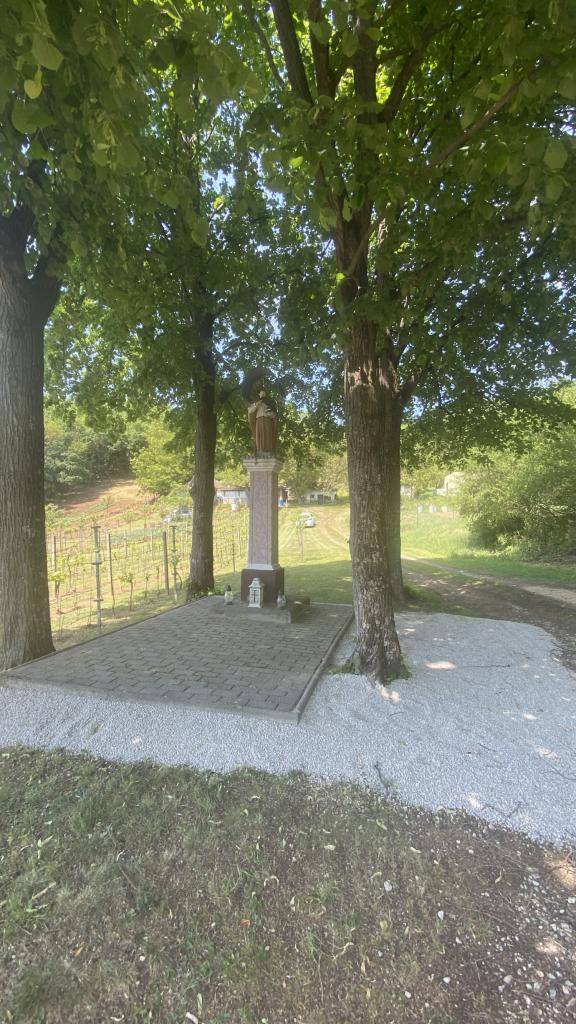 Obec Pohranice financovala rekonštrukciu zámkovej dlažby pod sochou Sv. Urbana. Dôvodom rekonštrukcie bolo sadanie a poškodenie spevnenej plochy. Obnovením dlažby sa zlepšil technický stav aj celkový vzhľad pietneho miesta.  Obec Pohranice ďakuje dobrovoľníkom za prácu.