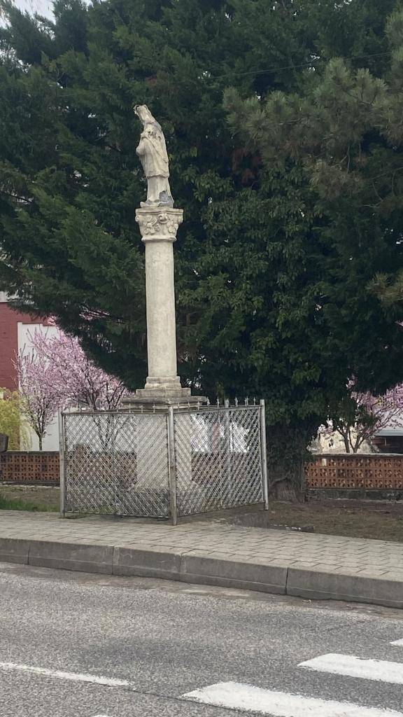 V našej obci prebieha obnova historickej pamiatky – sochy sv. Jána Nepomúckeho. Zreštaurovaná pamiatka prispeje k vyššej bezpečnosti, krajšiemu prostrediu a rozšíreniu kultúrneho života.   Obnovu realizujú Marián Jamrich a Peter Jamrich.  Projekt je realizovaný s fin. podporou vlády SR vo výške 5000