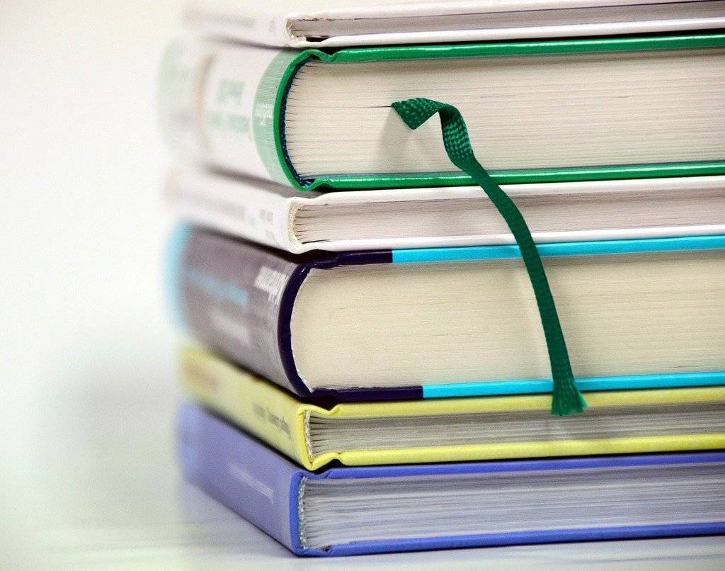 Fond na podporu umenia pomáhal aj v roku 2025, vďaka čomu môže byť aj knižnica v Banskej Štiavnici zaradená medzi dobre vybavené a dobrou literatúrou zásobené verejné knižnice.     Vďaka tejto štátnej kultúrnej inštitúcii sme mohli v roku 2025 nakúpiť o 226 kníh viac ako by to bolo bez tejto pomoci.   FPU v rámci projektu „Múdrosť ukrytá v knihe“ prispel na knihy v sume 3 000,- € a spolufinancovanie mesta, ktoré, o. i., prideľuje knižnici každoročne financie na nákup kníh určitou čiastkou z rozpočtu mesta, bolo 350,- € (26 kníh).     Okrem toho FPU prispel minulý rok na kultúrne podujatia uskutočnené aj mestskou knižnicou, či už to bol detský festival Líza pripravený v rámci oddelenia kultúry alebo niekoľko literárnych besied a podujatí v knižnici, ktoré FPU financoval celkovou sumou 4 500,- €, za čo vyslovujeme úprimnú vďaku.     Mestská knižnica sa uchádza o prostriedky z verejných zdrojov aj v tomto roku a verejne ďakuje za tieto možnosti.