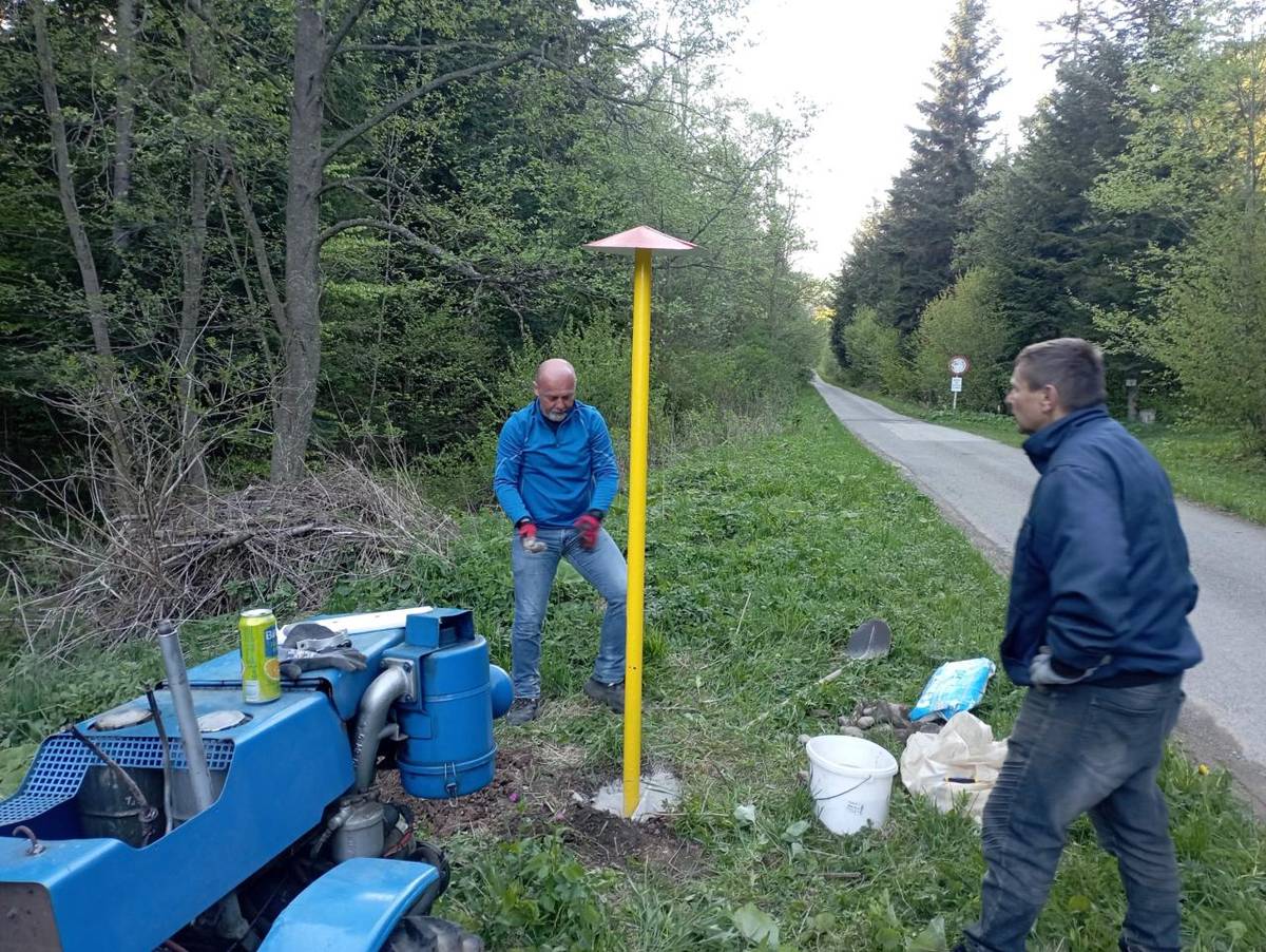 Nový smerovník ("za kúpaliskom") poskytuje turistom informácie o odbočení na Soviu Poľanu s možnosťou pokračovania pod Zbojnícky stôl a k Veternému vrchu.