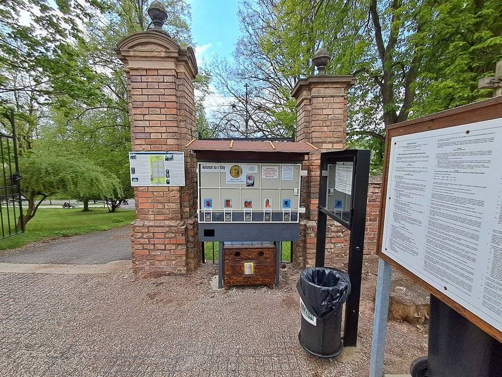 Na městském hřbitově v Hronově, v Divadelní ulici je nově umístěn automat na prodej svíček. „Svíčkomat“ se nachází při vstupu na hřbitov vlevo od hlavní brány. Automat na prodej svíček se podařilo zajistit ve spolupráci se společností GRANDIA INVEST, s.r.o. Horní Jelení. V automatu na svíčky lze zakoupit několik druhů svíček včetně zápalek za jednotnou cenu 20 Kč. Vybrané produkty, především malé svíčky, jsou poskytovány ve více kusech v jednom balení. Za 20 Kč například pořídíte velkou svíci ve skle, dvě menší svíce v plastovém obalu, nebo čtyři klasické hřbitovní svíčky. Automat přijímá pouze mince v hodnotě 20 Kč.   Samotná obsluha automatu není složitá. Stačí si vybrat požadovaný druh výrobku a do mincovníku, který se nachází pod obrázkem produktu, vhodit dvacetikorunu. Poté otočíte úchytem na mincovníku ve směru hodinových ručiček o 360°. Do zásobníku mezitím vypadne vybraný produkt, který je zabalen v papírovém tubusu. Ten prosím nevyhazujte do odpadkového koše, ale odkládejte do schránky umístěné pod automatem. Papírový tubus poslouží k dalšímu užití.