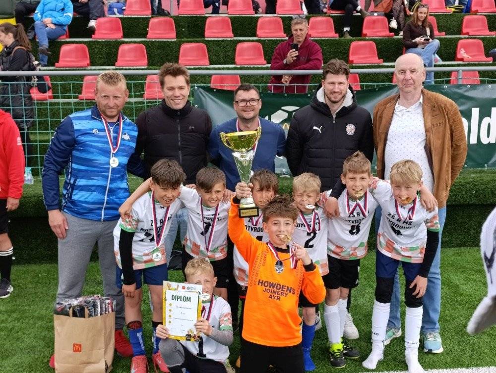 S velkou radostí a hrdostí gratulujeme reprezentantům Základní školy Kotvrdovice, kteří ve středu 13. května 2026 zvítězili ve své kategorii v krajském finále základních škol v soutěži McDonald’s Cup⚽. Finále Jihomoravského a Zlínského kraje se odehrálo v tréninkovém centru mládeže Zbrojovky Brno. Tým složený z hráčů 1.–5. třídy předvedl skvělý výkon, vybojoval první místo a zajistil si postup do republikového finále, které se uskuteční 1. a 2. června 2026 v Ostravě.🙂 Po nedávném postupu futsalistů TJ Rakovec Kotvrdovice (ročníky 2013 a 2014) do republikového finále v Plzni (20.–21. června 2026) jde o další naprosto skvělý úspěch mládežnického kotvrdovického fotbalu. Jsme hrdí na to, jak vzorně reprezentujete naši obec. Do republikového finále vám přejeme nejen co nejlepší výsledek, ale především mnoho krásných sportovních zážitků a radosti ze hry!👍 – LK –
