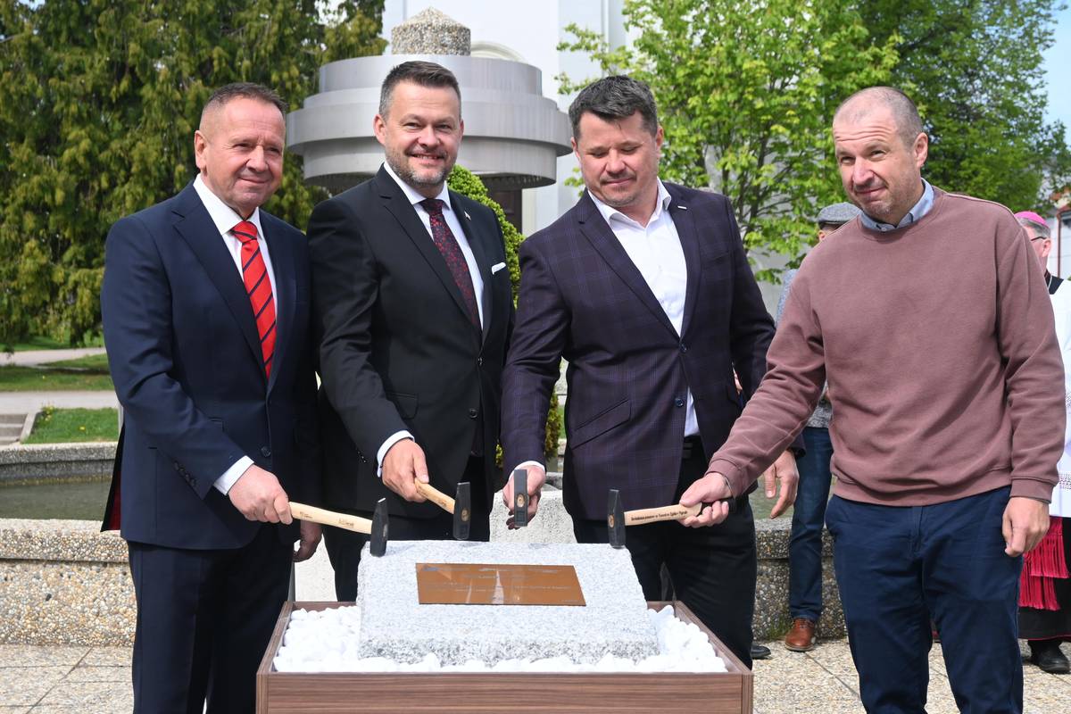 Vo štvrtok 14.5.2026 sa na Námestí sv. Egídia v Poprade pri fontáne uskutočnilo poklepanie základného kameňa dlho očakávanej rekonštrukcie popradského námestia. Slávnostného aktu sa okrem primátora mesta Poprad, vedenia mesta a poslancov MsZ mesta Poprad zúčastnil aj minister investícií, regionálneho rozvoja a informatizácie Slovenskej republiky Samuel Migaľ. Nechýbal ani zástupca zhotoviteľa Martin Laurinčík a architekt Michal Makara.  „Dnes sme svedkami historického míľnika pre naše mesto, ktorý, verím, že pozitívne a výrazne ovplyvní život nielen súčasnej generácie, ale aj ďalších generácií Popradčanov a návštevníkov nášho mesta. Cesta k dnešnému dňu bola veľmi dlhá. Skoro 13 rokov sme sa snažili, aby sa stal dnešok skutočnosťou.  Tá cesta bola zložitá, plná prekvapení, plná bojov, zmien, upgradov, ale verím, že to bude stáť za to. Z tohto miesta chcem veľmi pekne poďakovať architektovi Michalovi Makarovi, architektke Bartouškovej, všetkým bývalým i súčasným poslancom, ktorí podporili môj návrh, aby sme sa pustili do rekonštrukcie námestia. Ďakujem všetkým kolegom z bývalého i súčasného vedenia, ale najmä všetkým pracovníkom mestského úradu, najmä tým súčasným. Za posledného 1,5 roka sme chodili spávať aj vstávať s námestím. Osobitne sa chcem poďakovať ministerstvu MIRRI na čele s pánom ministrom Migaľom, pretože nám veľmi výrazne pomohli a urýchlili prístup k financiám z Európskej únie z programu Slovensko. Nebyť tejto promptnej pomoci, tak dnes by sme tu ešte nestáli, možno tak o rok,“ uviedol vo svojom príhovore primátor Anton Danko.  „Veľmi si cením vašu snahu tak bojovať za to námestie a rovnako tak to ocení aj Európska únia, pretože to námestie bude financované z európskych zdrojov a všetci Popradčania, ale aj ľudia prichádzajúci do Vysokých Tatier cez Poprad, ktorému sa hovorí brána do Vysokých Tatier, uvidia, aký zmysel majú eurofondy, aký zmysel má v konečnom dôsledku Európska únia,“ uviedol minister Samuel Migaľ.   „Kým iné mestá v minulosti, a nebolo ich málo, rekonštruovali námestia z úverov a vlastných prostriedkov, tak my za rekonštrukciu tohto námestia zaplatíme len 8 % oprávnených nákladov,“ doplnil na záver popradský primátor.  Základný kameň posvätil pomocný biskup Spišskej diecézy Ján Kuboš za asistencie dekana popradskej rímskokatolíckej farnosti Ondreja Borsíka. O príjemnú atmosféru slávnostného aktu poklepania základného kameňa sa postaral svojím vystúpením Folklórny súbor Vagonár.  O harmonograme výstavby, rozlohe a umiestnení staveniska, prípadne čiastočných uzáverách bude mesto verejnosť  informovať v krátkom čase. Isté ale je, že žiadna z existujúcich prevádzok, obchodov či reštaurácií na námestí nemusí byť uzavretá, keďže chodci sa budú môcť dostať všade.  Tento projekt je spolufinancovaný Európskou úniou v rámci Programu Slovensko.