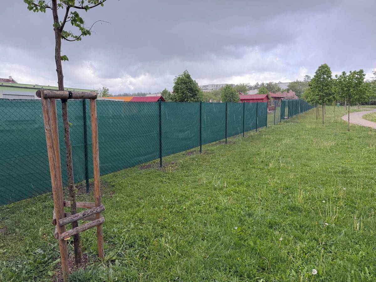 Tento týden došlo k úpravám školní zahrady v Mateřské škole Štěrboholy, dětem se rozšířil venkovní prostor o cca 400 m2, letos bude ještě realizován nový herní prvek - opičí dráha. Díky aktivitě rodičů zde vznikly i zvýšené záhony - zážitková zahrada pro naše nejmenší.