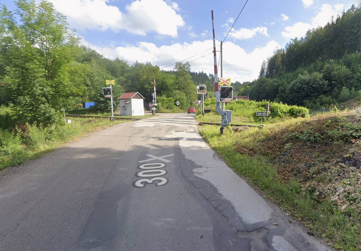Stav silnice na Babí zůstává tristní, a ještě dlouho zůstane. Prvním krokem k nápravě měla být letošní rekonstrukce dvou mostků, na kterou je vyhlášené výběrové řízení. Pracovat se mělo za plné uzavírky, proto jsme situaci bedlivě sledovali a požadovali průjezd na povolenku pro občany města. Při všech stávajících omezeních v regionu by se totiž silnice na Polské v Trutnově stala dle našeho názoru zcela neprostupná. Diskuse je ale momentálně bezpředmětná, práce se odsouvají na příští rok. A s tím i další, navazující etapy. Opakovaně jsme také upozorňovali na stav nové silnice k Trutnovu a blížícímu se konci záruky. Nějaké opravy již proběhly a brzy proběhnou další. Za to jsme rádi, protože novou nám dlouho nikdo neudělá. Velmi špatná je také situace přes přejezd na Babí. U Správy železniční dopravní cesty se mi podařilo zjistit, že důkladná oprava přejezdové konstrukce je plánovaná na 14. až 17. září. Čtyři dny tak bude přechod uzavřen.     Aleš Vaníček, starosta města
