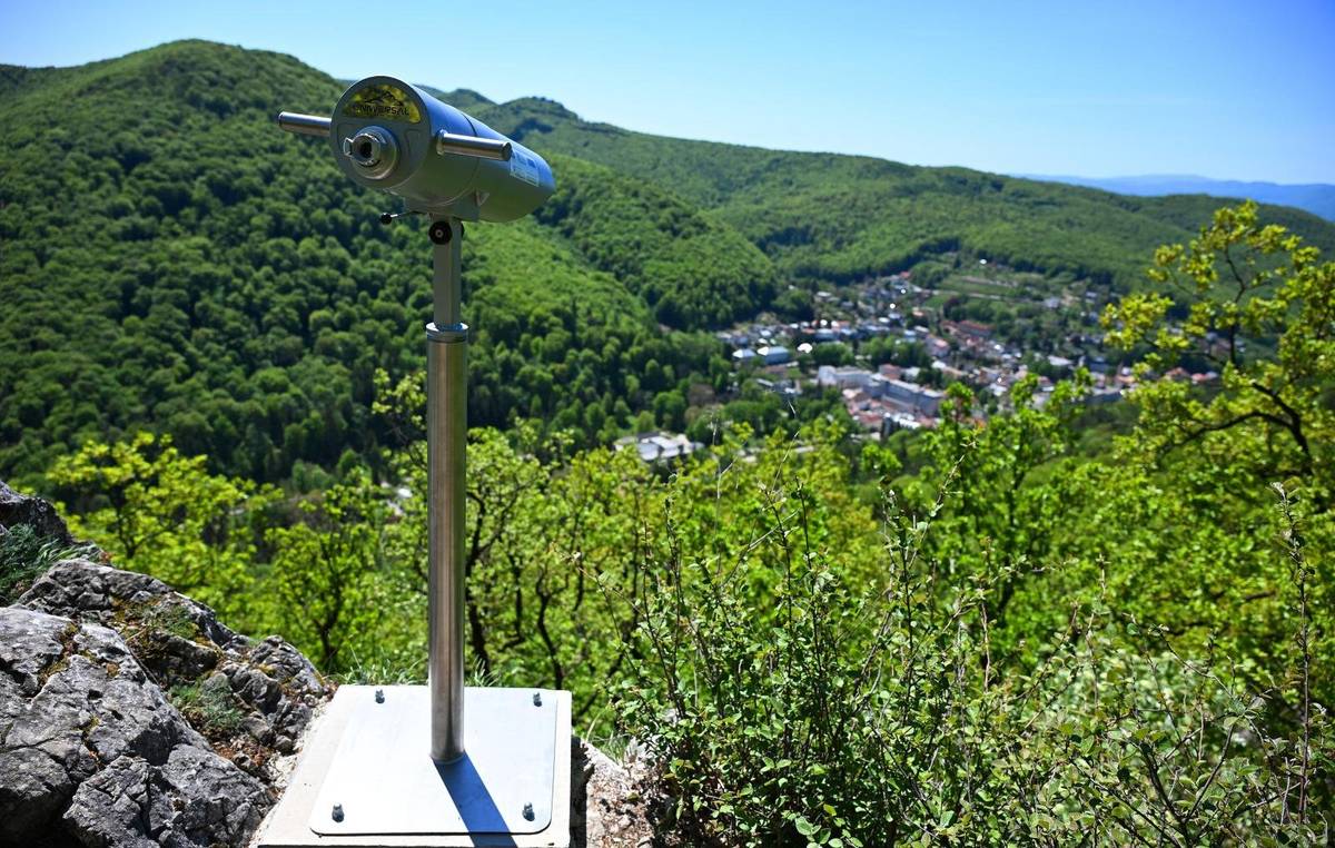 Vysoko nad mestom, na obľúbenej vyhliadke Biela skala (522 m n. m.), sa udialo niečo výnimočné. Toto miesto, ktoré si získalo srdcia turistov aj miestnych obyvateľov, sa postupne mení na ešte atraktívnejší bod oddychu a zastavenia. V prvú májovú nedeľu tu bol za účasti predstaviteľov samosprávy a desiatok turistov uvedený do prevádzky prvok, ktorý jeho význam ešte umocnil. Ide o panoramatický ďalekohľad, vďaka ktorému si môžu návštevníci naplno vychutnať nádherné výhľady na mesto aj široké okolie. Nový prvok umožňuje objavovať krásy krajiny z úplne novej perspektívy a umocňuje zážitok z návštevy tohto miesta. Realizáciu tejto novinky zabezpečilo mesto Trenčianske Teplice.  Zamestnanci úseku technických služieb mesta v tejto výške intenzívne pracovali, aby bola atrakcia sprístupnená čo najskôr. Pred štyrmi rokmi bol na tomto mieste slávnostne požehnaný obnovený kríž, ktorý dodnes slúži ako symbol pokoja, tichej modlitby a rozjímania pre návštevníkov Strážovských vrchov. Cieľom samosprávy je nielen zvýšiť atraktivitu lokality, ale aj podporiť cestovný ruch a vytvoriť príjemné miesto pre oddych, stretnutia i chvíle zamyslenia. Biela skala sa tak stala miestom, ktoré spája duchovný rozmer s krásou prírody a modernými prvkami, čím ponúka návštevníkom jedinečný a hodnotný zážitok.
