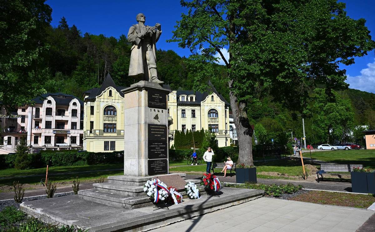 Od konca druhej svetovej vojny uplynulo 81 rokov. Dátum 8. máj 1945 by sme nemali vnímať len ako historický míľnik. Je symbolom utrpenia, ale aj víťazstva ľudskosti nad nenávisťou. Trvalo dlhých šesť rokov útlaku, násilia a obetí, kým bol fašizmus porazený. Mesto Trenčianske Teplice si preto so svojimi občanmi, ale aj kúpeľnými hosťami dôstojne uctilo hrdinov, ktorí bojovali za našu spoločnú budúcnosť, slobodu a mier. Pietneho aktu kladenia vencov sa zúčastnila primátorka mesta spolu s poslancami mestského zastupiteľstva, členovia Základnej organizácie protifašistických bojovníkov, členovia Miestneho odboru Matice slovenskej a členovia Základnej organizácie Jednoty dôchodcov Slovenska. Atmosféru spomienkového podujatia umocnili aj čestné salvy v podaní nadšencov z Klubu vojenskej histórie Dukliansky priesmyk. Vo svojom príhovore primátorka mesta pripomenula význam odkazu tohto výnimočného dňa. „Tento deň nie je len spomienkou na minulosť. Je aj silnou výzvou pre našu prítomnosť a budúcnosť. Svet, v ktorom dnes žijeme, čelí rastúcemu napätiu a neistote. Udalosti na medzinárodnej scéne nám pripomínajú, že mier nie je samozrejmosťou. Sloboda a demokracia, ktoré považujeme za prirodzenú súčasť našich životov, sú v skutočnosti krehké hodnoty, o ktoré sa musíme neustále starať a chrániť ich.“ Na záver pripravilo mesto pre občanov, návštevníkov aj kúpeľných hostí kultúrny program v podobe vystúpenia Dychovej hudby Bodovanka, ktoré uzavrelo tento sviatočný deň.