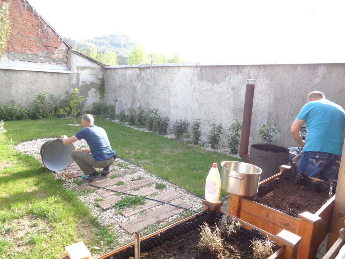 V našom zariadení sa dnes konalo príjemné podujatie- gulášová párty spojená s opekačkou. Už od rána sa po dvore niesla vôňa pripravovaného guláša. Personál spolu s klientami krájali zeleninu, chystali mäso. Iní zase s radosťou sledovali dianie a spomínali na podobné akcie zo svojho života.