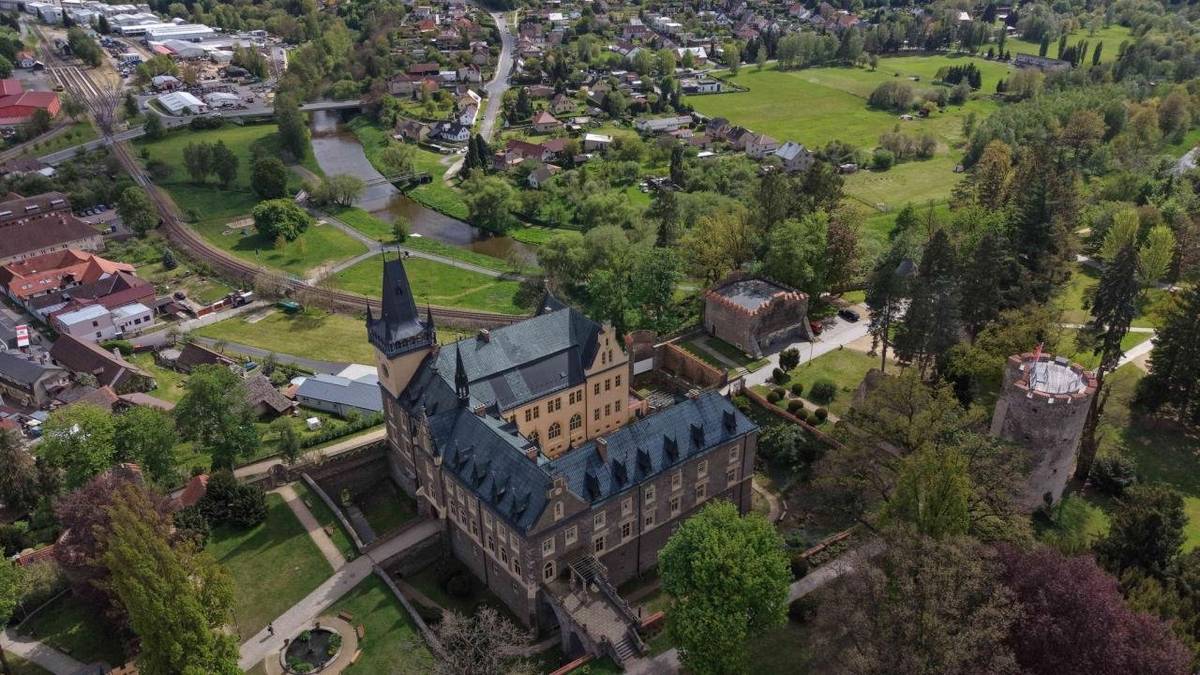 Kompletní informace na: https://www.mesto-zruc.cz/radnice/aktualne-z-radnice/aktualne-z-radnice-15-kvetna-2026-9463cs.html Dozvíte se: 1. CHYSTÁME KOMENTOVANÉ PROHLÍDKY IV. ETAPY OPRAV NAŠEHO ZÁMKU 2. LETOŠNÍ ZÍSKANÉ PENÍZE PRO NAŠE MĚSTO ZATÍM NA ČÁSTCE 24.8 MIL. KORUN 3. VE SPORTOVNÍ HALE PROBÍHÁ OPRAVA PALUBOVKY 4. PODEPSÁNÍ SMLUV O REALIZACI DALŠÍCH AKCÍ 5. ODPADY NA ROK 2026 POPROSÍME UHRADIT DO 15. KVĚTNA 6. TAJEMNÍCI Z MĚST STŘEDOČESKÉHO KRAJE V NAŠEM MĚSTĚ Ve dnech 14.-15. května proběhlo setkání tajemníků ve Zruči n.S. 7. VEDENÍ KRAJE NA CESTÁCH Naše město navštívila 12. května Rada Středočeského kraje s hejtmankou paní Petrou Peckovou. 8. KANALIZAČNÍ PŘÍPOJKY V ULICI HLOHOVÁ 9. PORUCHY VE MĚSTĚ 10. ODSTÁVKA VODY V AREÁLU SÁZAVANU Dne 26.5.2026 v době od 12:00 – 16:00  bude v  areálu bývalého Sázavanu krátkodobě přerušena (cca 20 minut) nebo omezena dodávka pitné vody z důvodů plánované údržby. 11. PROBÍHÁ SEKÁNÍ TRÁVY 12. STROM PŘÁNÍ Strom přání u zámku (U bývalé knihovny – dnes obřadní síně)  je již plný milých vzkazů. Svá přání pro rodinu, kamarády i známé či neznámé můžete psát ještě celý květen. Fixy a cedulky najdete na místě. 13. VOLEJBALOVÁ PŘÍPRAVKA PRO DĚVČATA ZAČÍNÁ OD 2.9. 14. ZRUČSKÉ FIRMY SPORTUJÍ 2026 Dne 12. června od 14.00 se uskuteční 10. ročník akce Zručské firmy sportují. Přihlášky do 5.6. na e-mail vlkova@mesto-zruc.cz 15. POZVÁNKA NA KULTURNÍ A SPORTOVNÍ AKCE Užijte si akci Zručské jarní lázně pro duši – autorské čtení, koncerty, šipkovaná, food festival, zastavení v parku a další ( v přiložených plakátech). V pátek i sobotu probíhá 12. ročník Zručského májového běhu. Více informací v přiloženém plakátu. Přijďte si zpříjemnit květnová odpoledne u altánku v zámeckém parku! Každou sobotu a neděli od 14:00 hod. zde zazní reprodukované koncerty se skladbami pěvkyně Jany Bauerové.